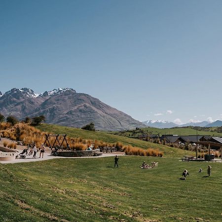 Nestled Below The Remarkables Куийнстаун Екстериор снимка