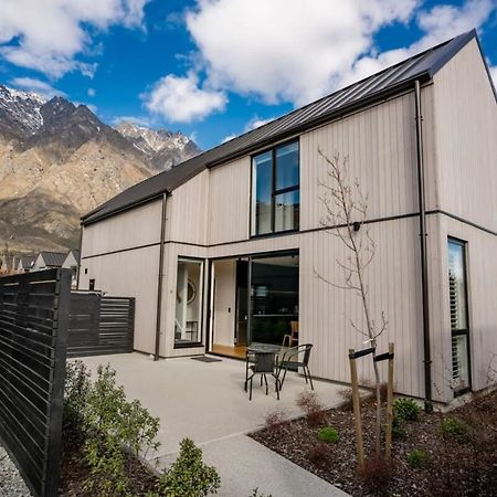 Nestled Below The Remarkables Куийнстаун Екстериор снимка