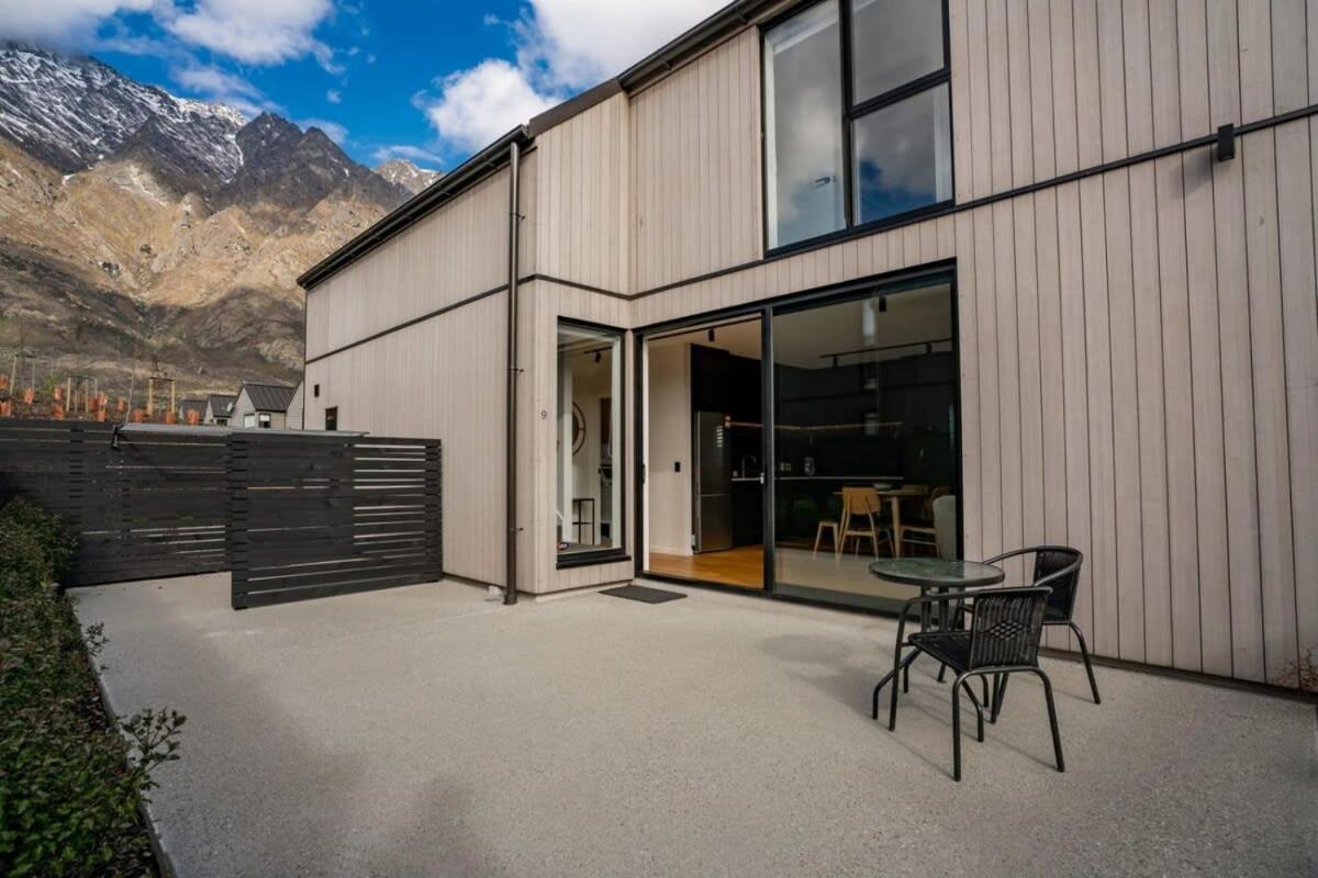 Nestled Below The Remarkables Куийнстаун Екстериор снимка