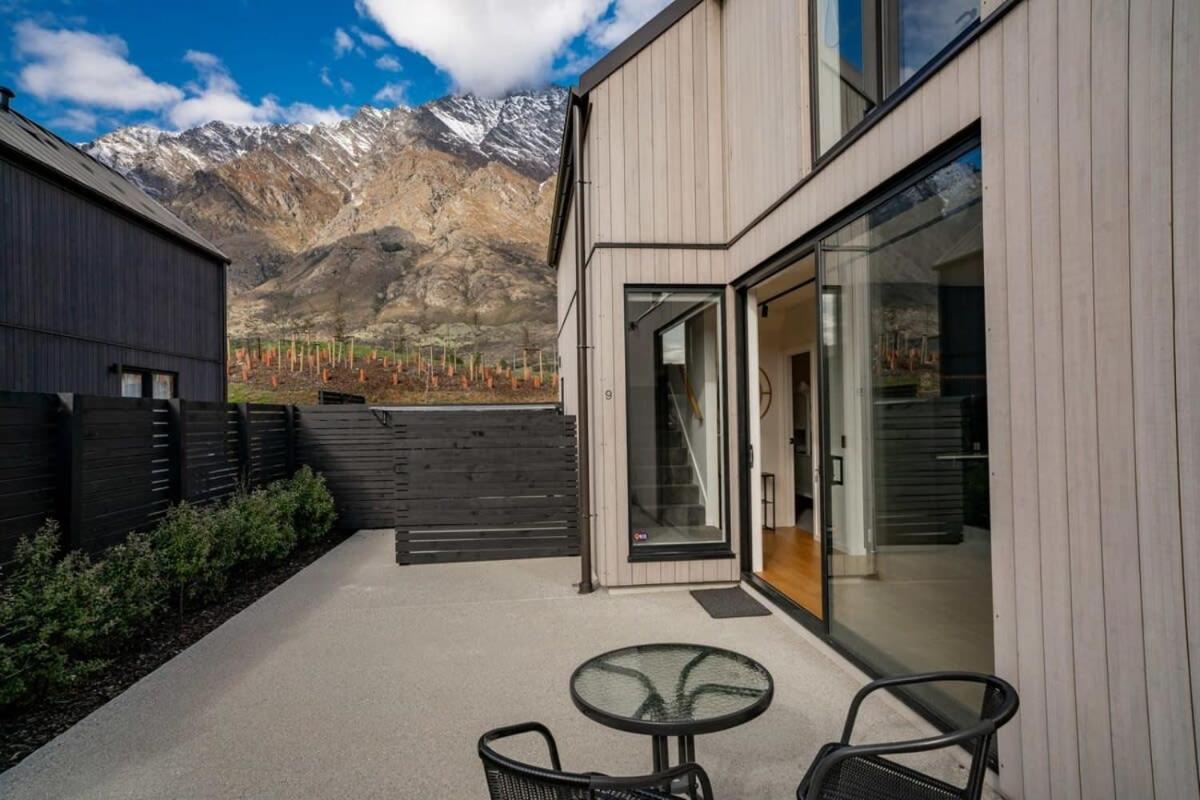 Nestled Below The Remarkables Куийнстаун Екстериор снимка