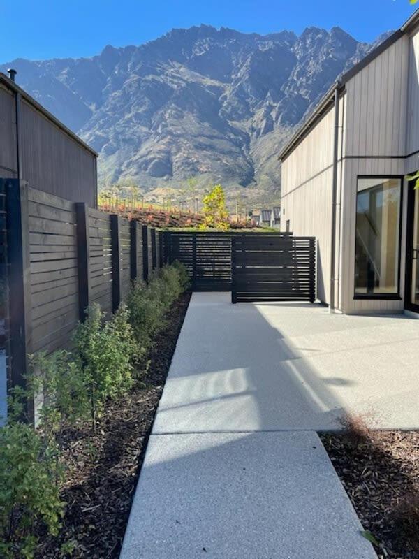 Nestled Below The Remarkables Куийнстаун Екстериор снимка