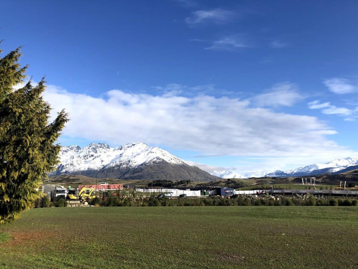 Nestled Below The Remarkables Куийнстаун Екстериор снимка