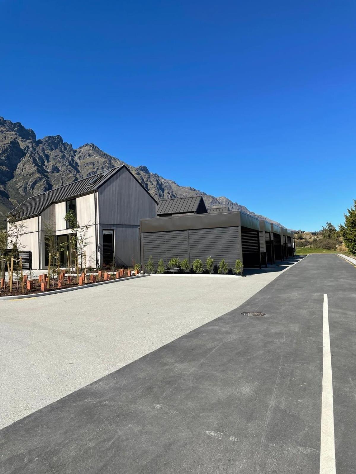 Nestled Below The Remarkables Куийнстаун Екстериор снимка