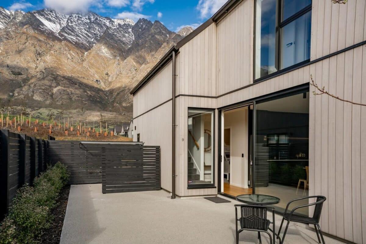 Nestled Below The Remarkables Куийнстаун Екстериор снимка