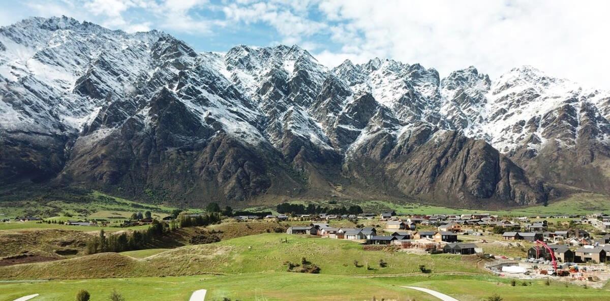 Nestled Below The Remarkables Куийнстаун Екстериор снимка