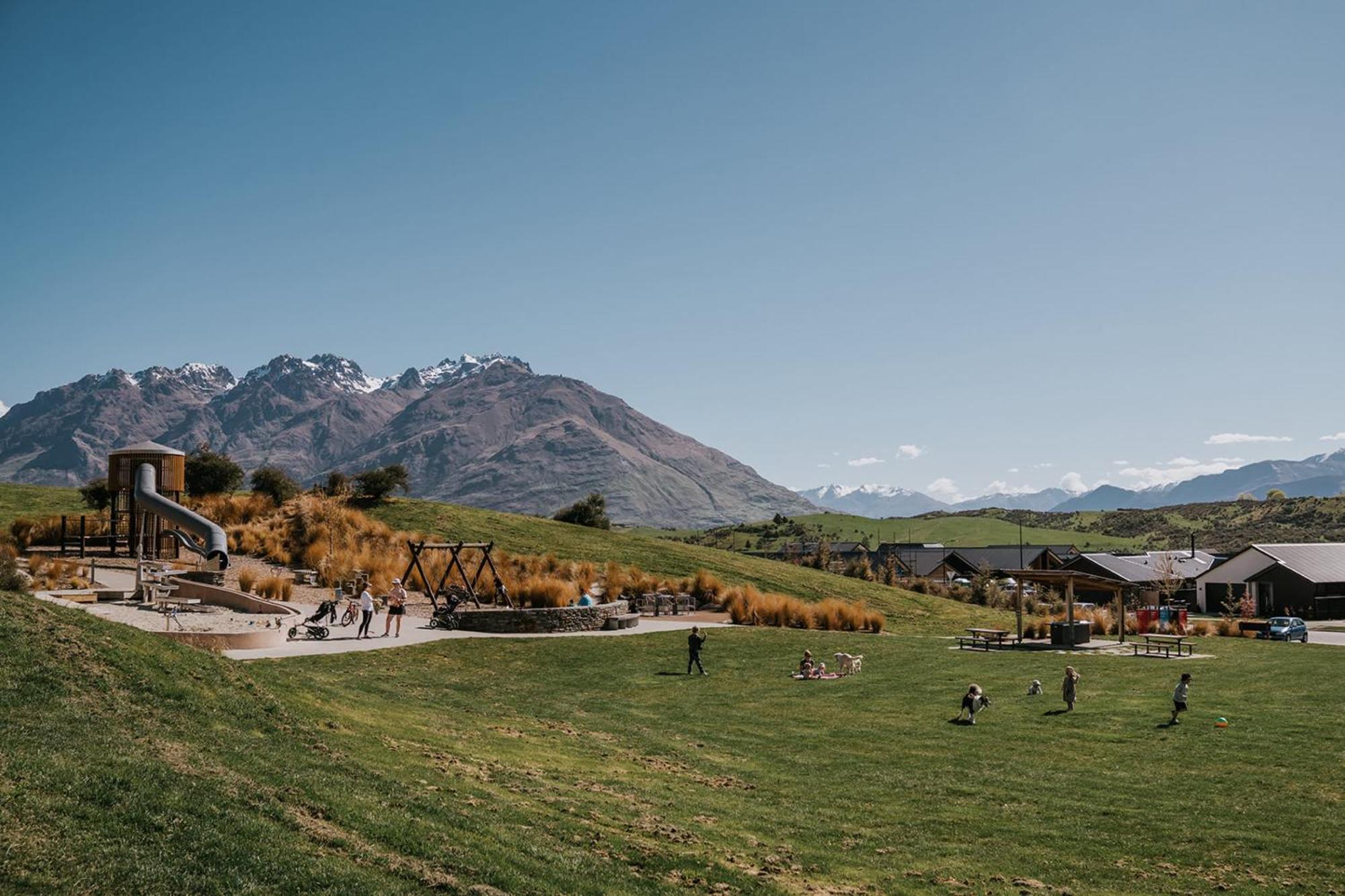 Nestled Below The Remarkables Куийнстаун Екстериор снимка