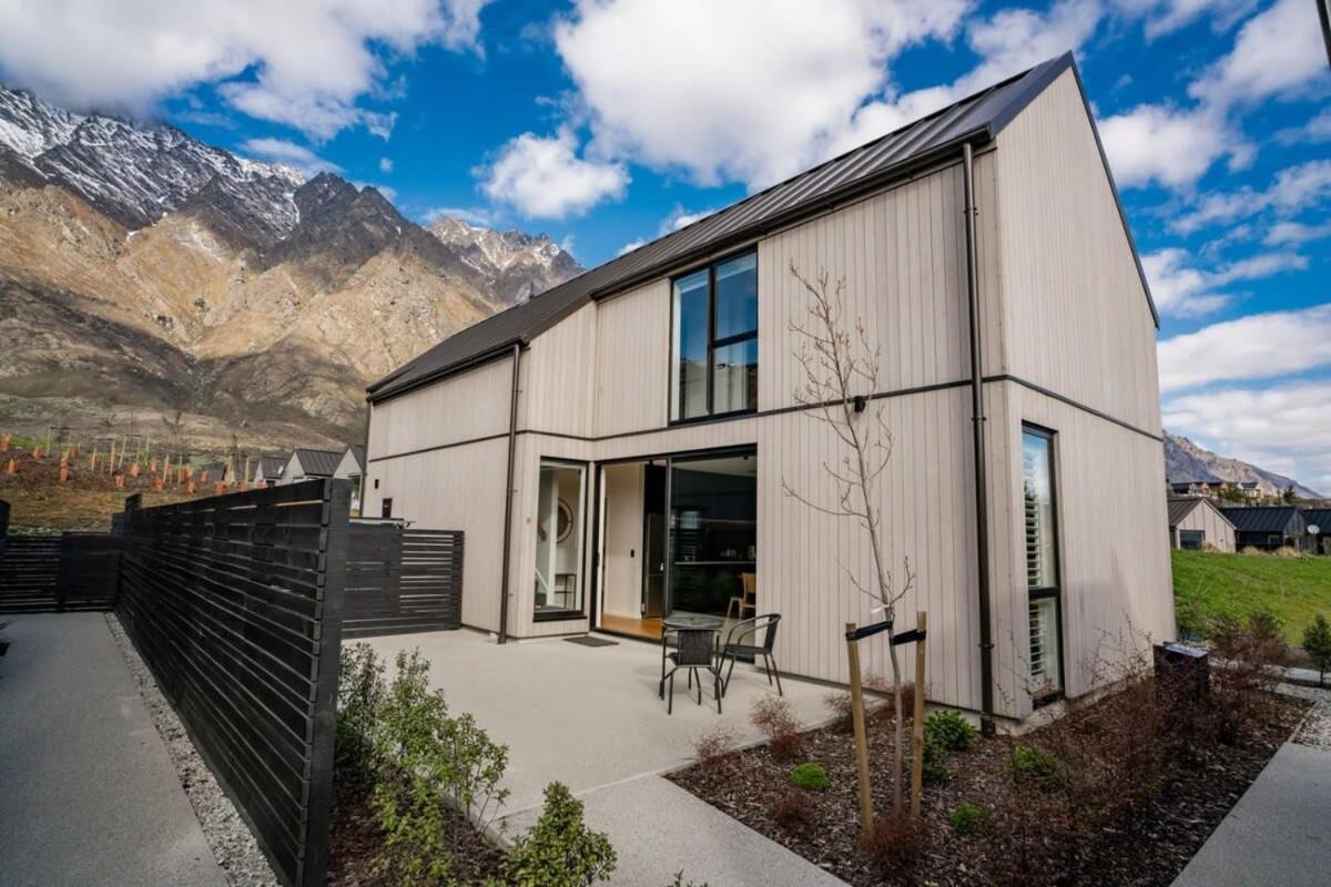 Nestled Below The Remarkables Куийнстаун Екстериор снимка